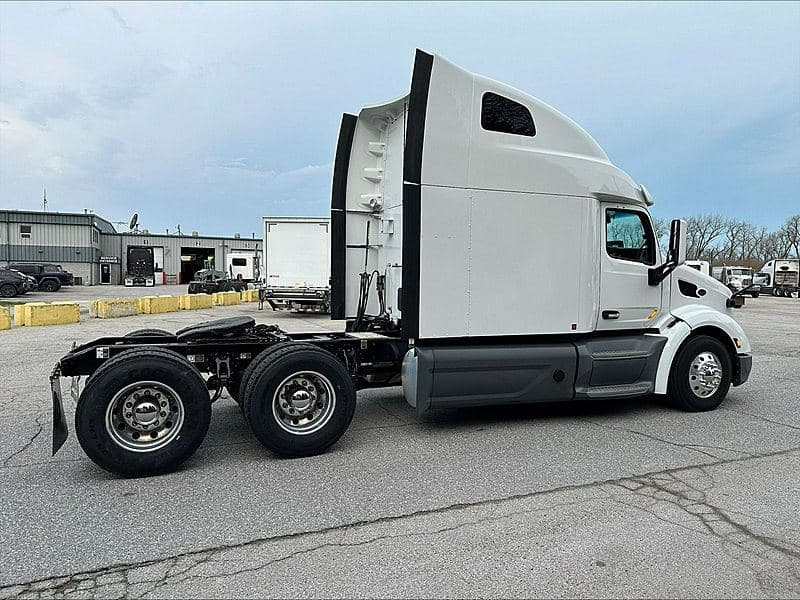 2021 Peterbilt 579 image 3
