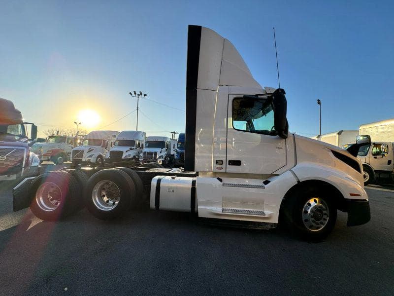 2020 Volvo VNL image 4