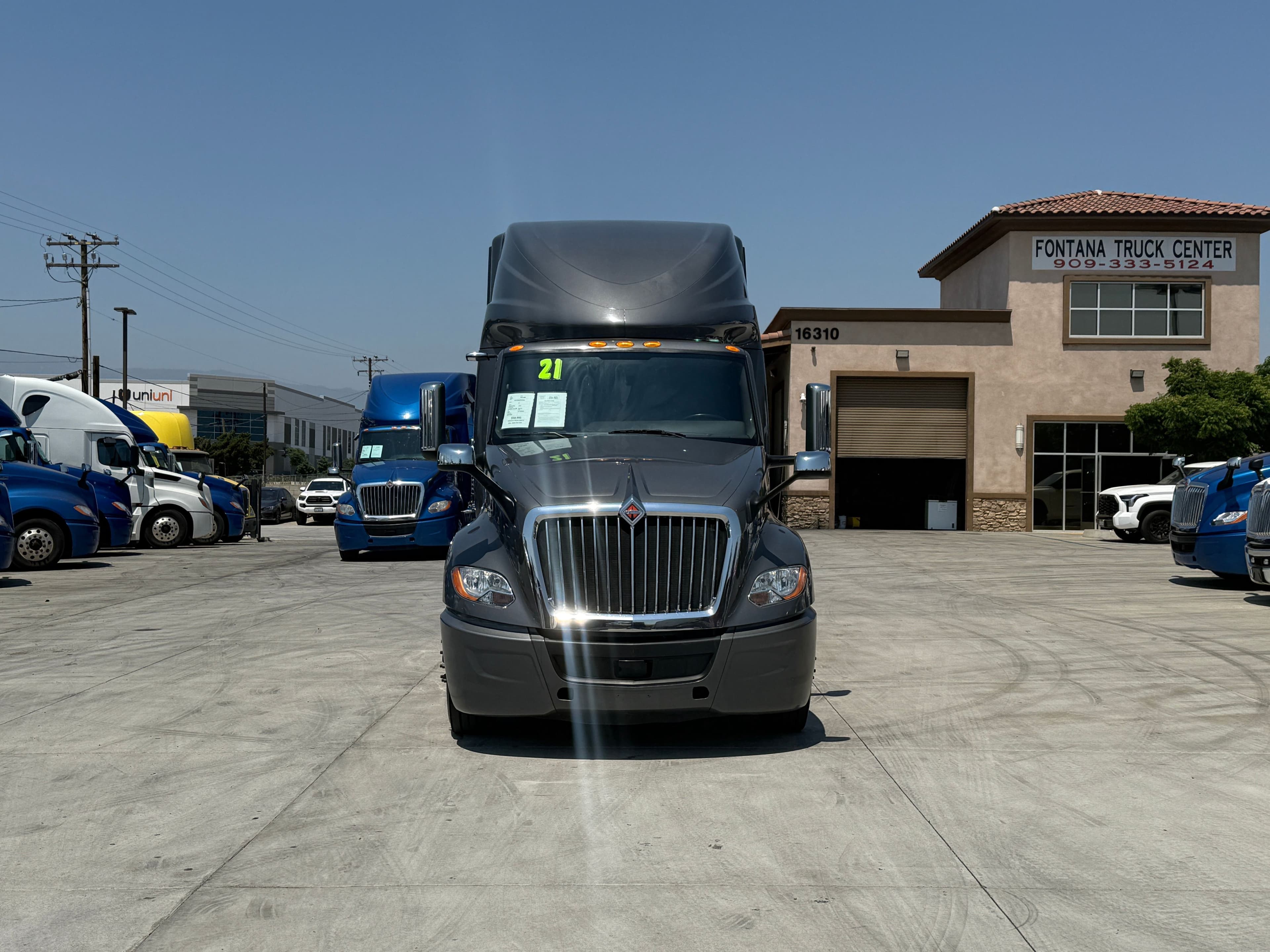 2021 International LT image 2