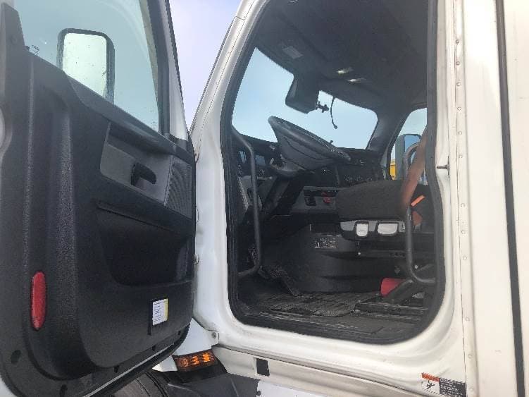 2021 Freightliner Cascadia image 10