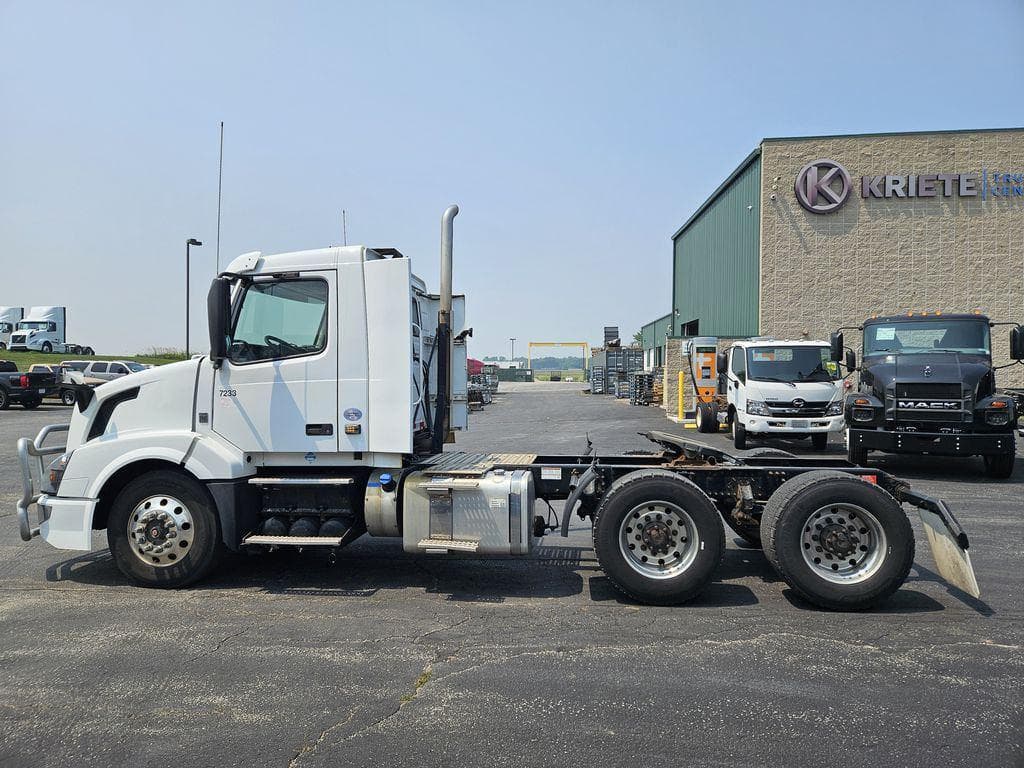 2017 Volvo VNL image 2