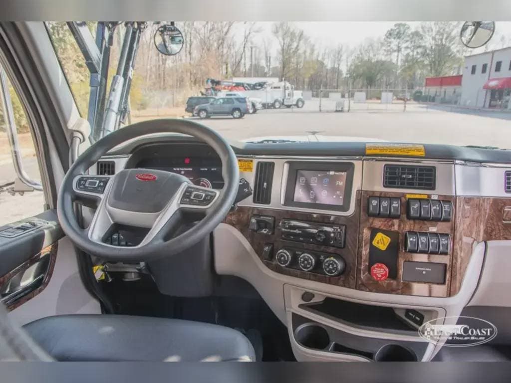 2025 Peterbilt 589 image 10