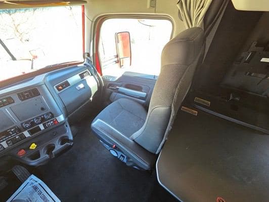 2023 Kenworth T680 image 31