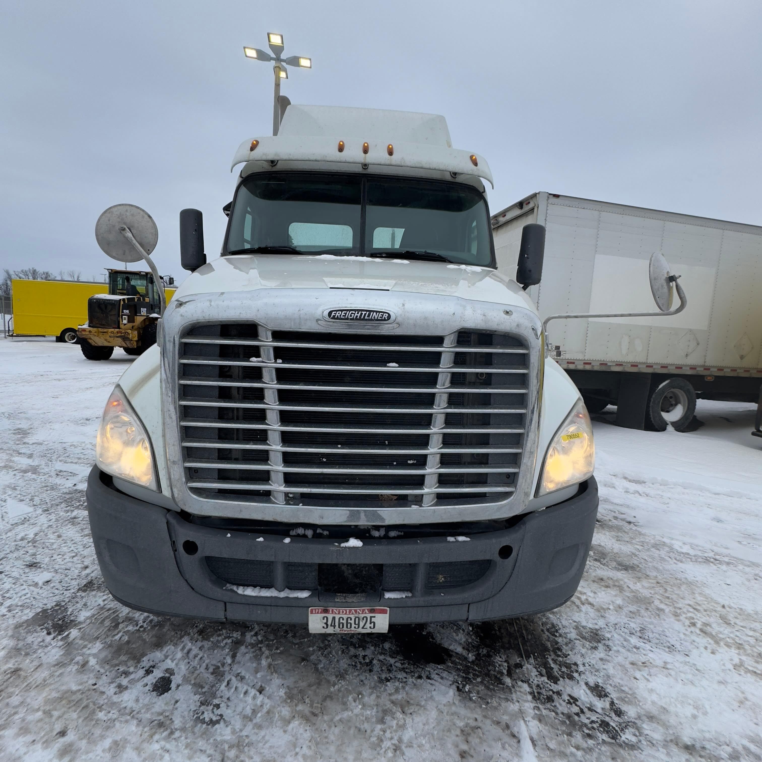 Used 2019 FREIGHTLINER/MERCEDES Conventional - Day Cab - CASCADIA 125 image 2