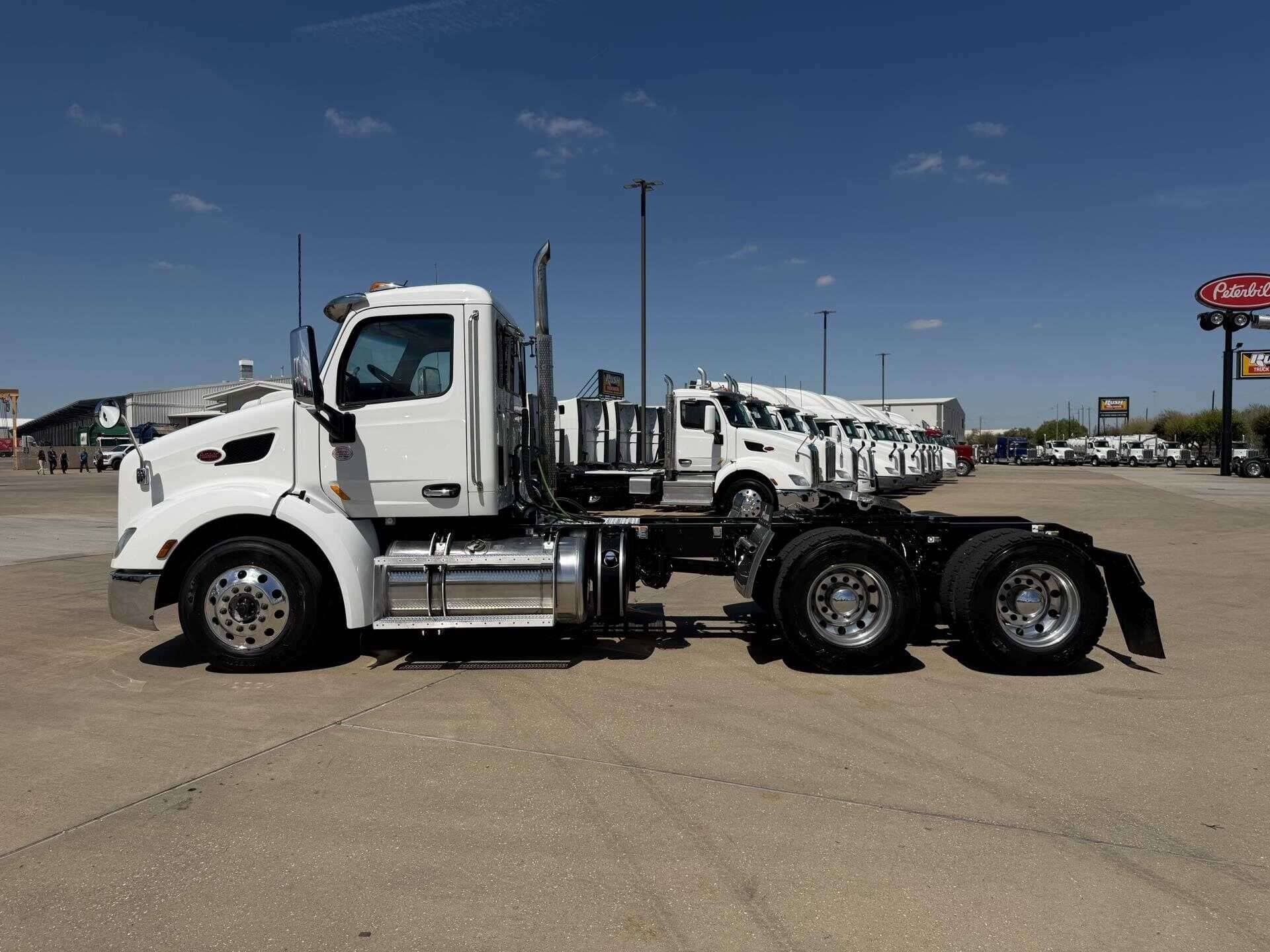 2021 Peterbilt 579 image 2