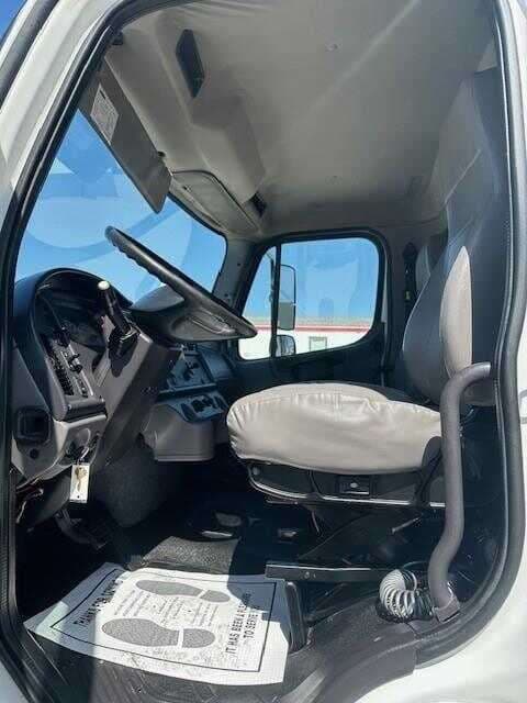 2019 Freightliner M2 image 8