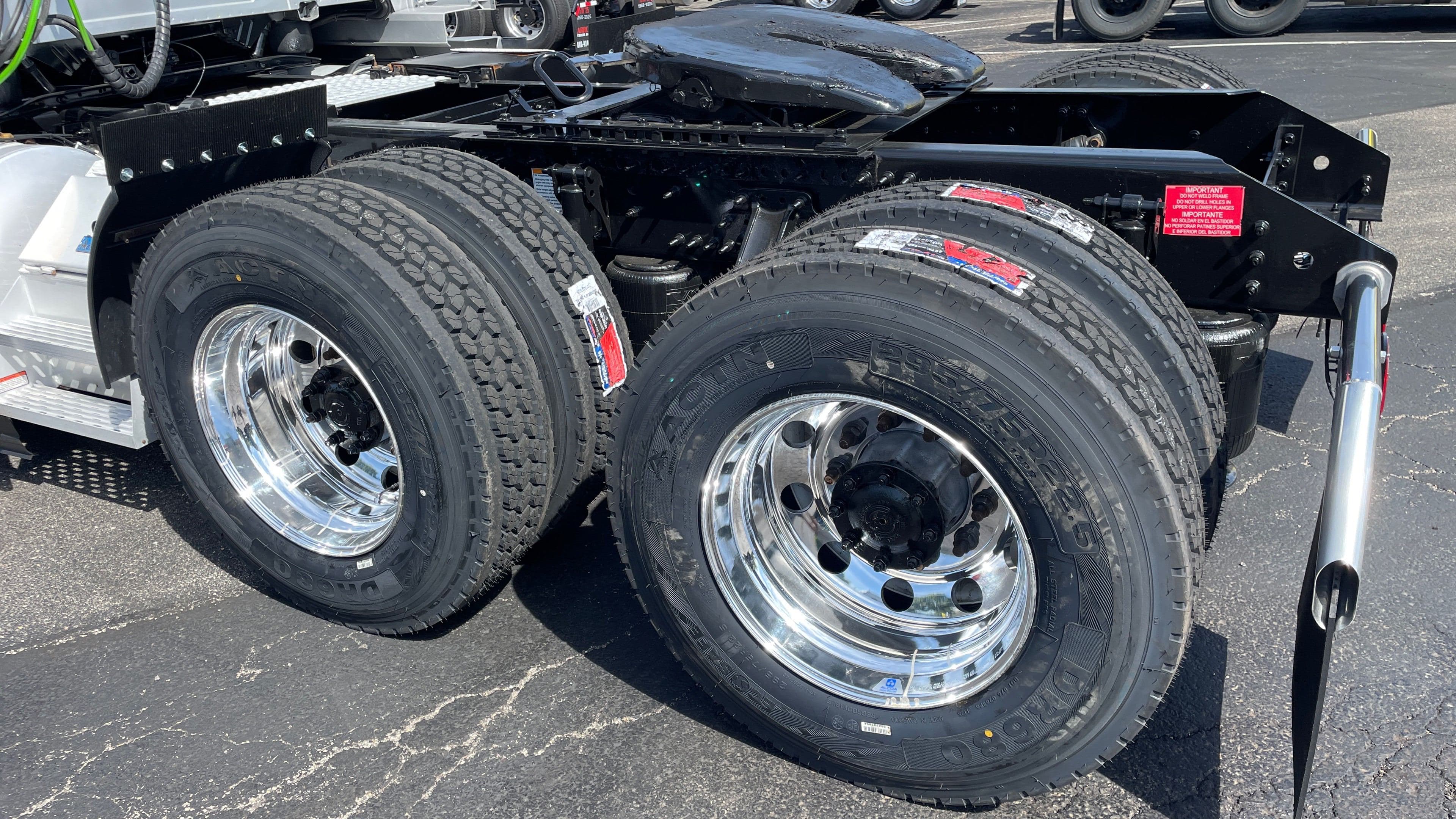 2022 Volvo VNL860 image 7