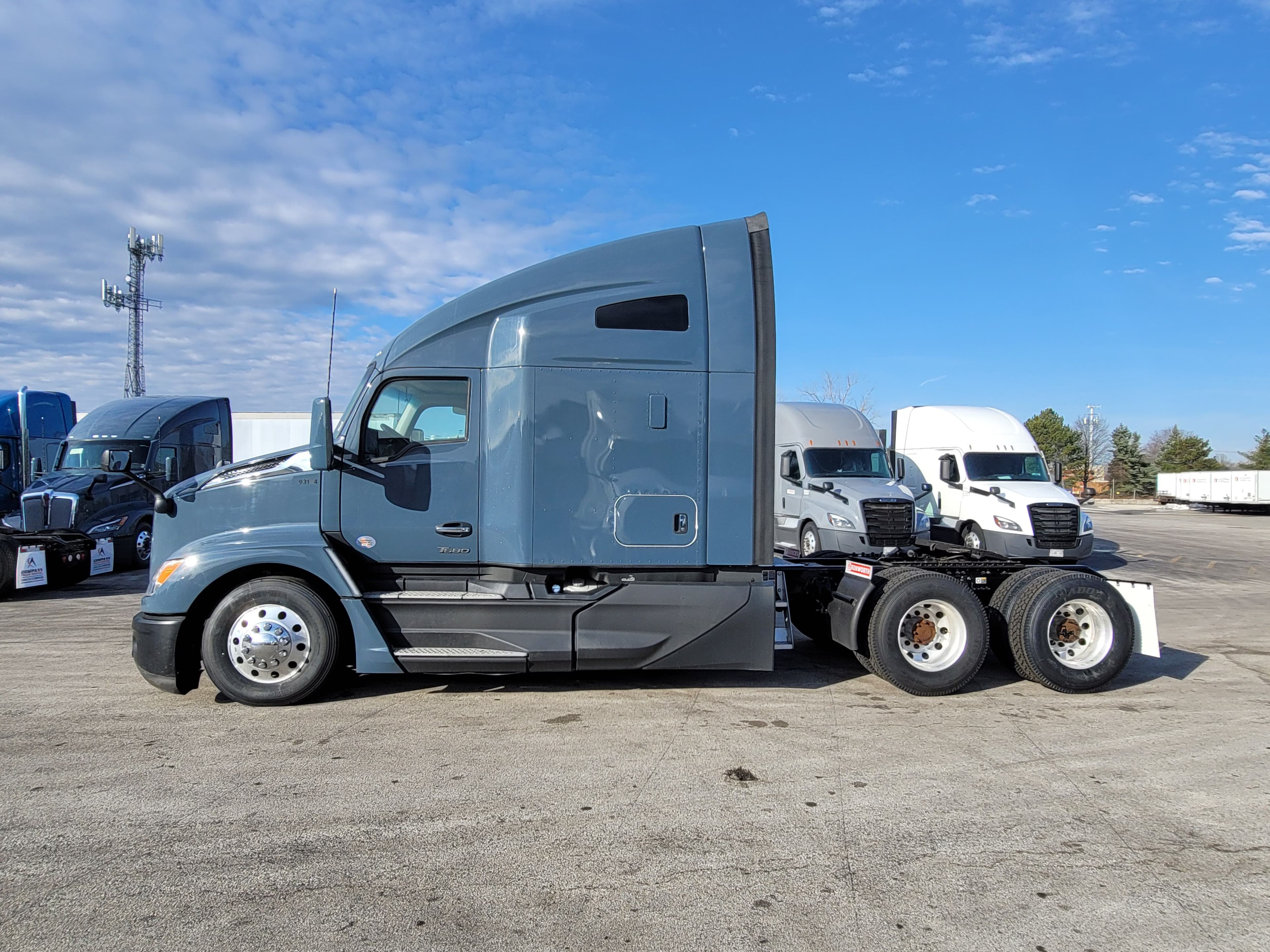 2023 Kenworth T680 image 2