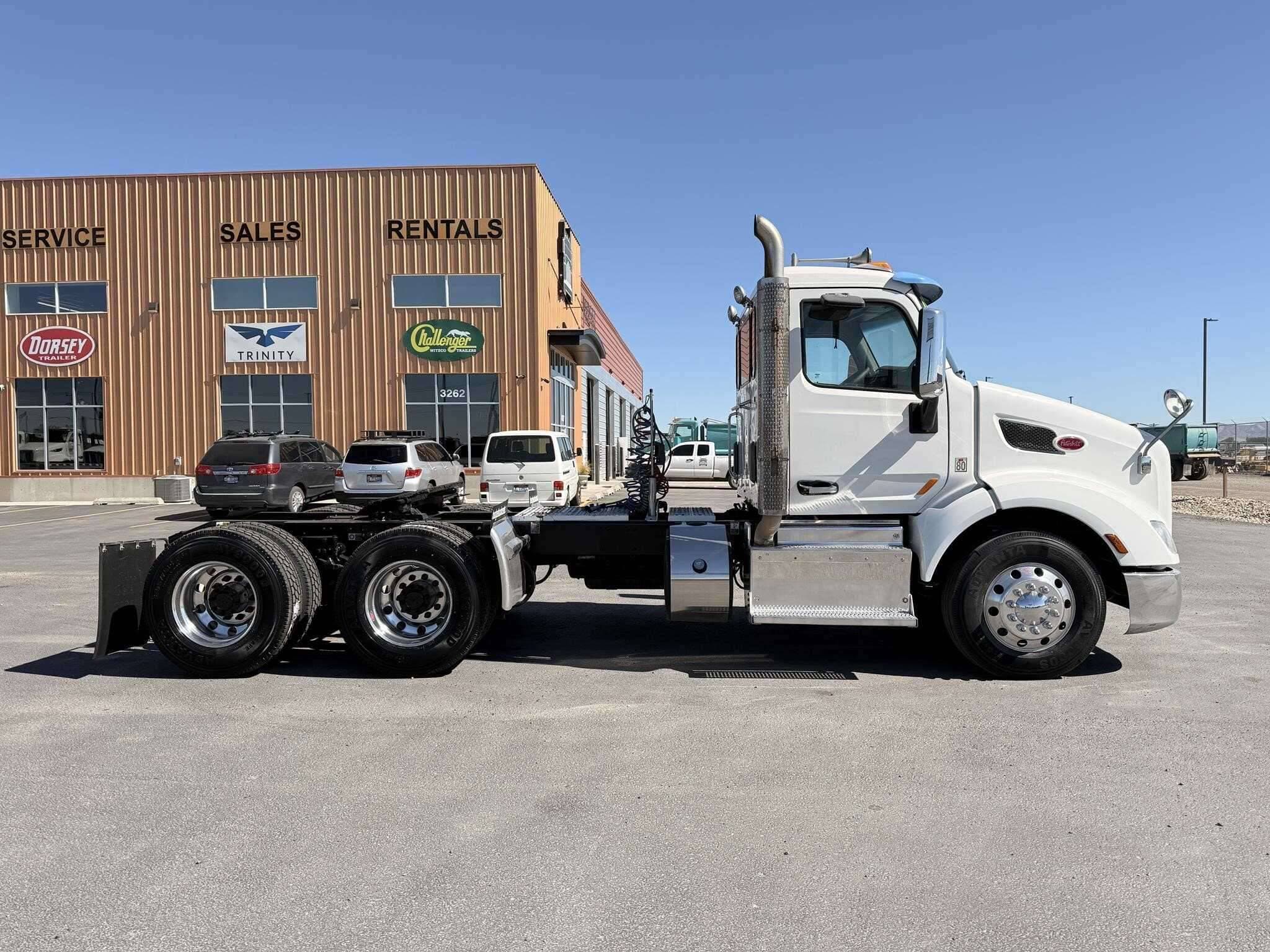 2016 Peterbilt 579 image 2