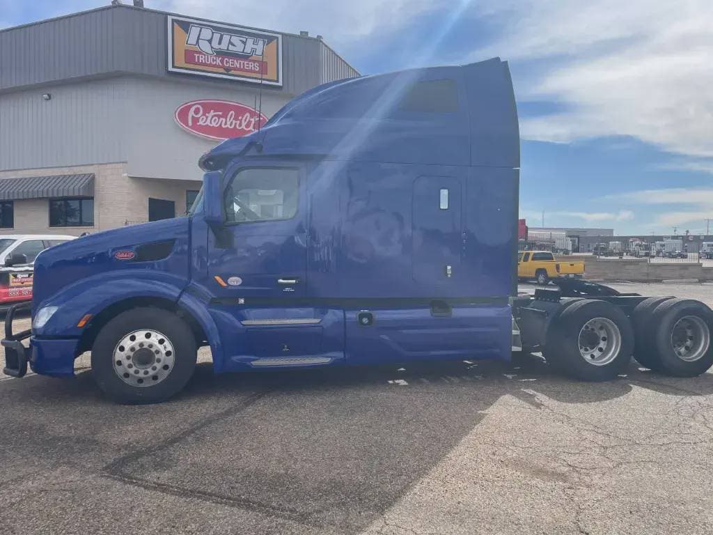 2022 Peterbilt 579 image 2