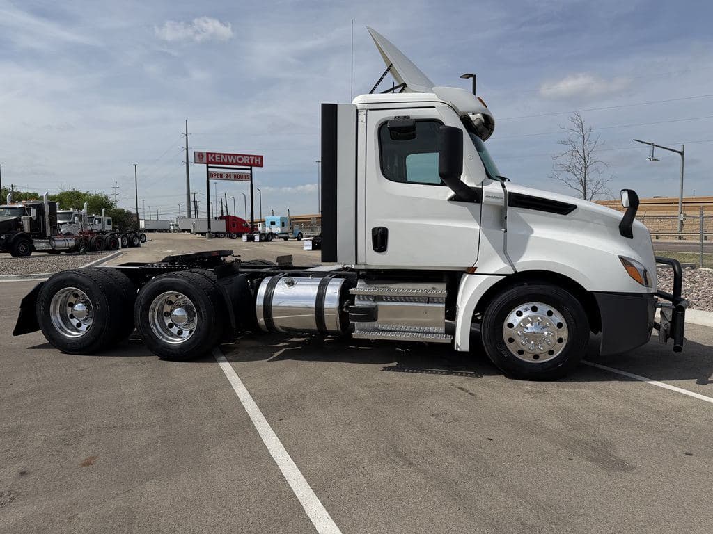 Used 2022 FREIGHTLINER PT126064S T image 8