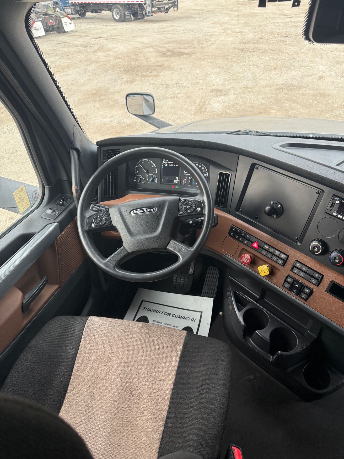 2022 Freightliner - 428k - Just 10,675 Hours - 455HP! image 9