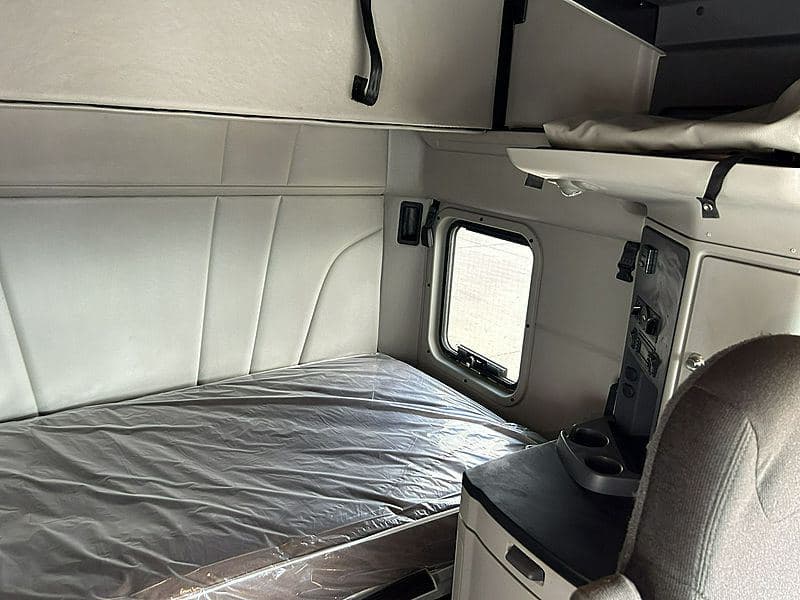 2021 Peterbilt 579 image 10