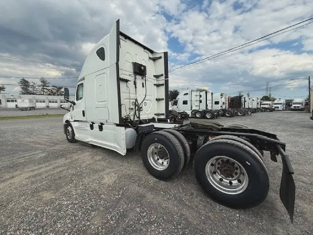 Used 2020 FREIGHTLINER Conventional - Sleeper Truck image 5