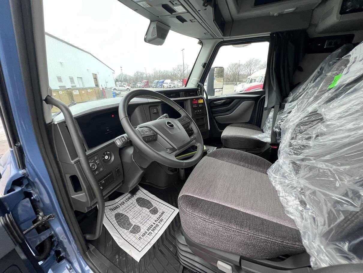 2025 Volvo VNL64 image 6