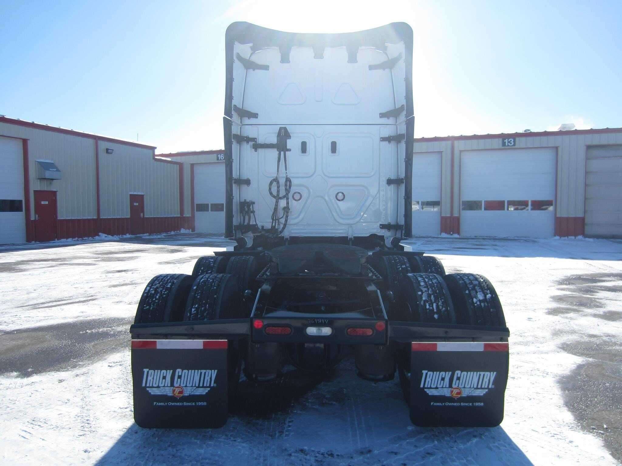 2023 Freightliner Cascadia image 2