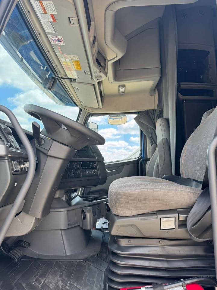 2021 Volvo VNL670 image 8