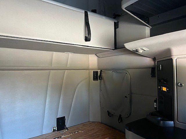 2021 Peterbilt 579 image 13
