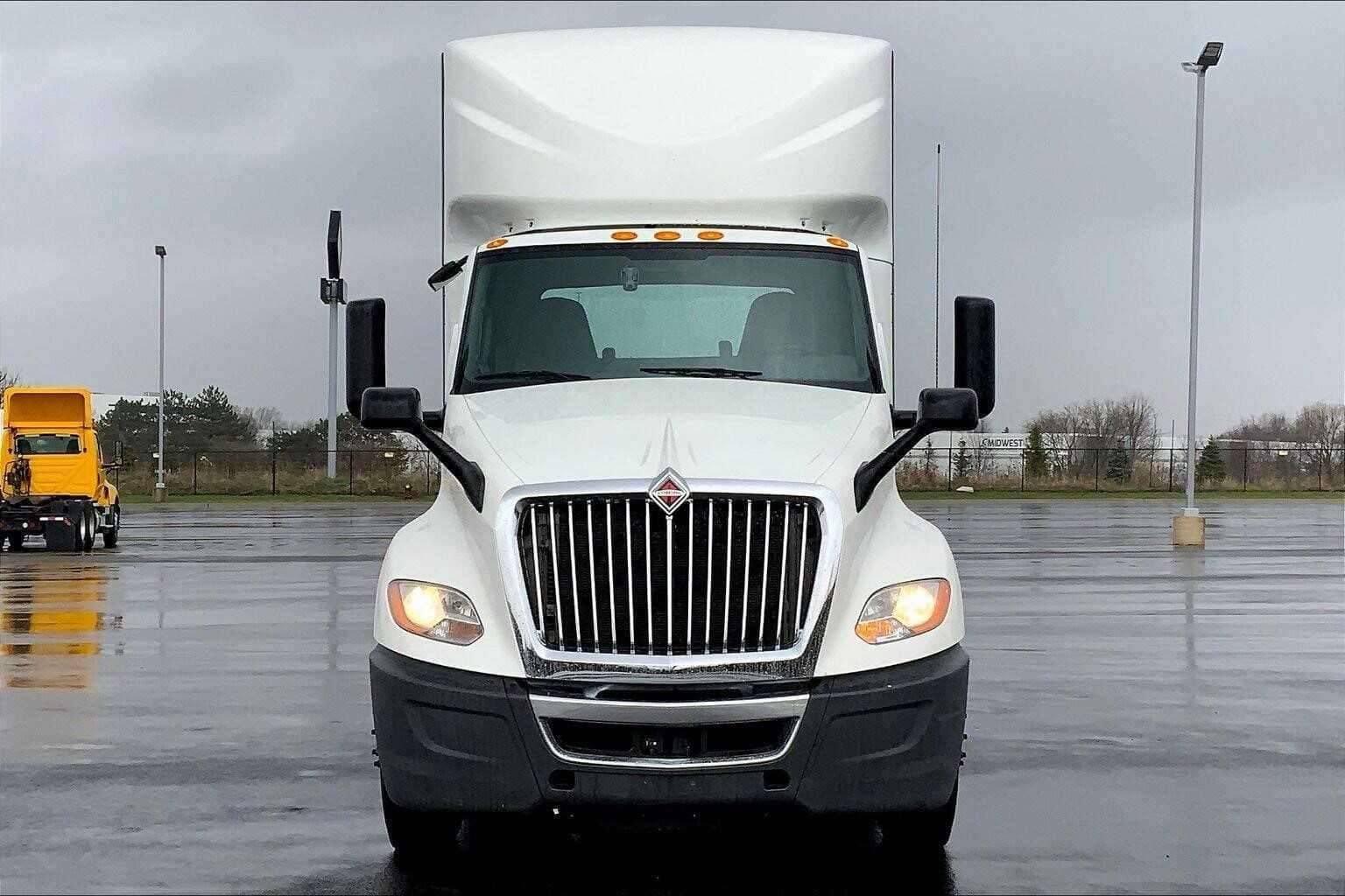 2020 International LT625 image 3