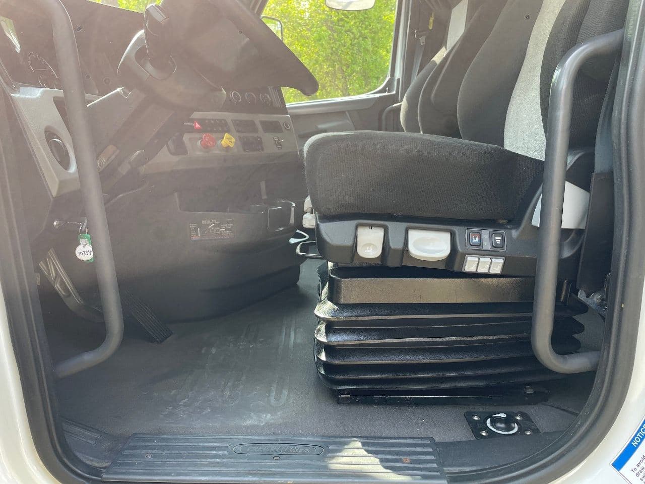 2020 Freightliner Cascadia 126 image 18
