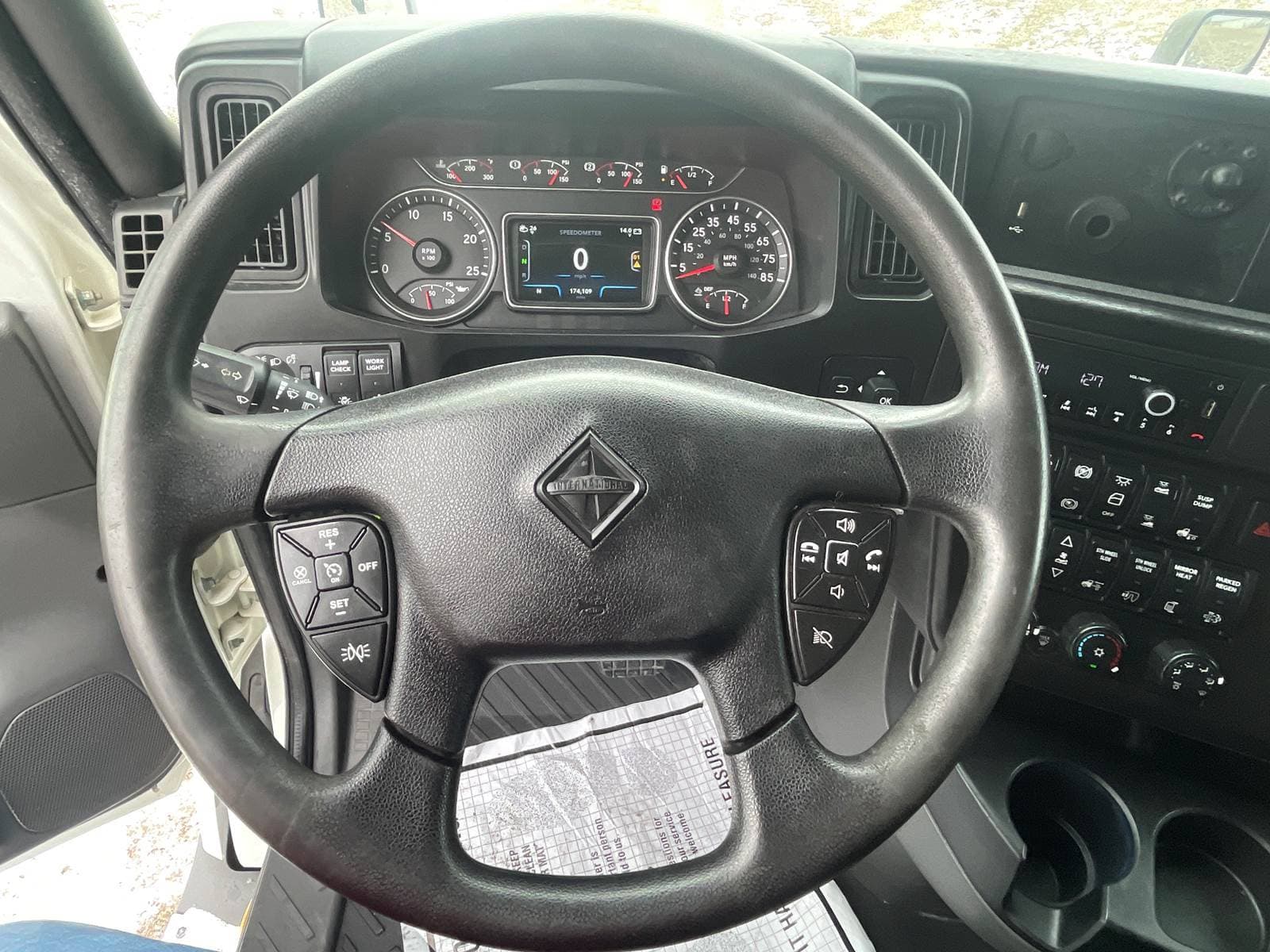 2022 International LT625 Sleeper Semi Truck image 13