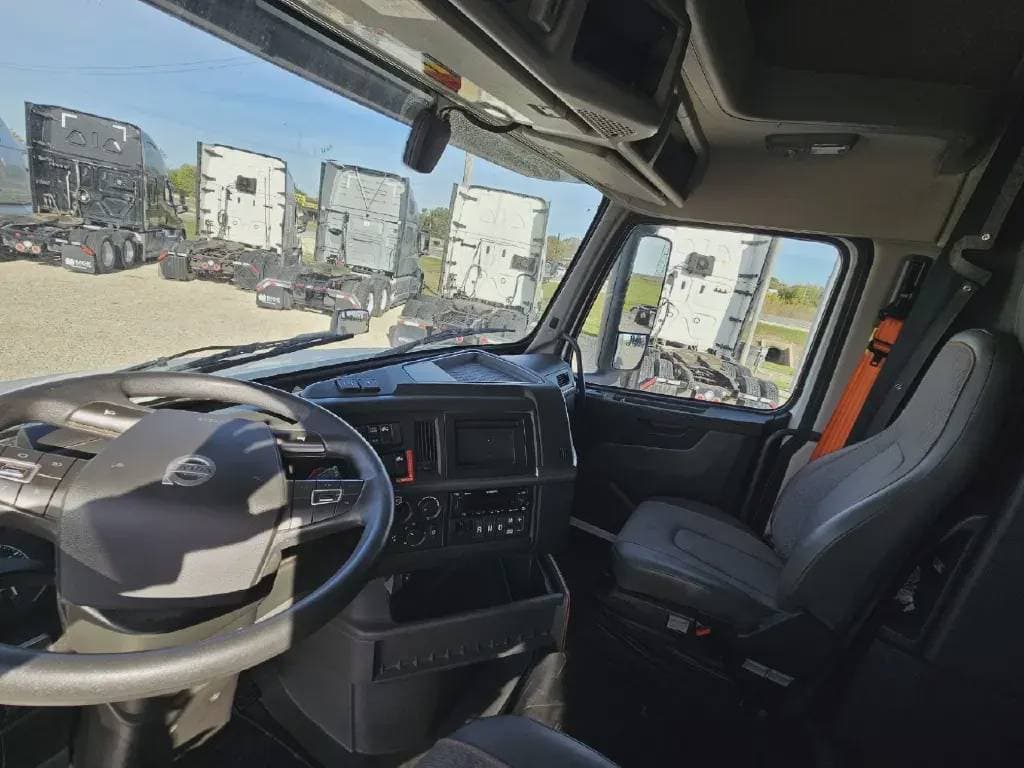 2022 Volvo VNL image 4
