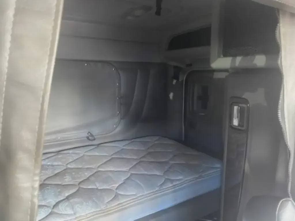 2022 Peterbilt 389 image 6