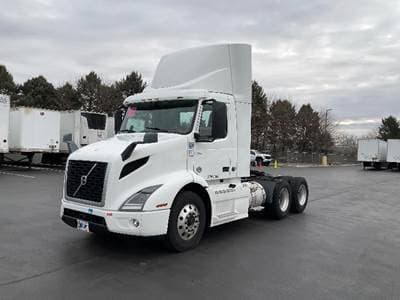 2020 Volvo VNR image 3