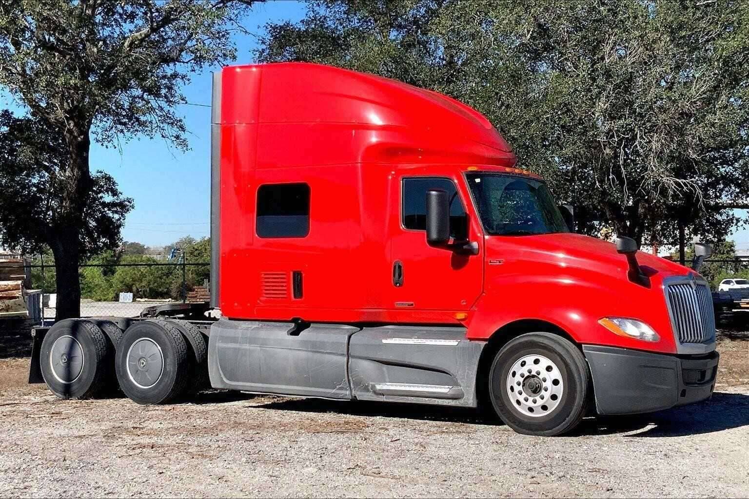 2021 International LT625 image 1