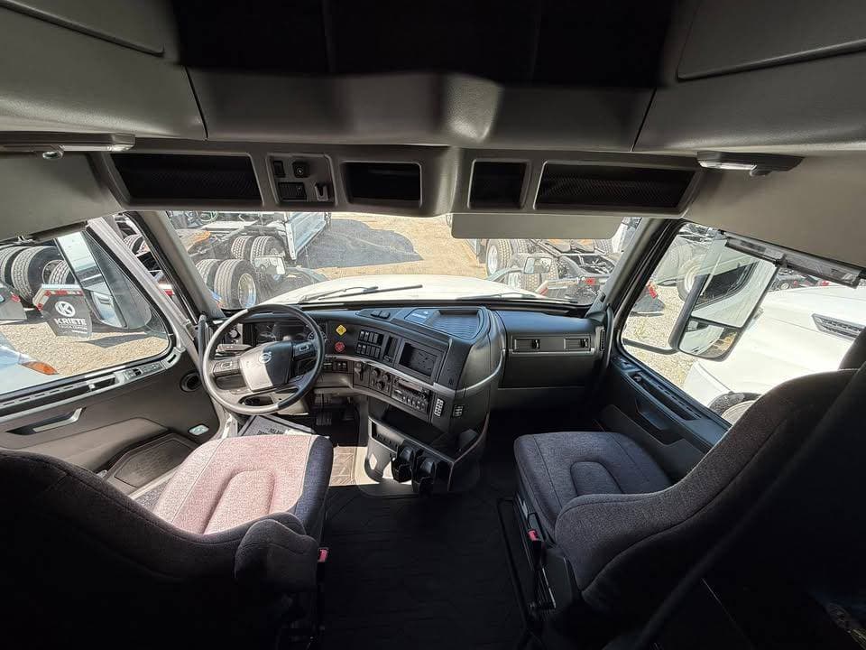 2022 Volvo VNL image 10