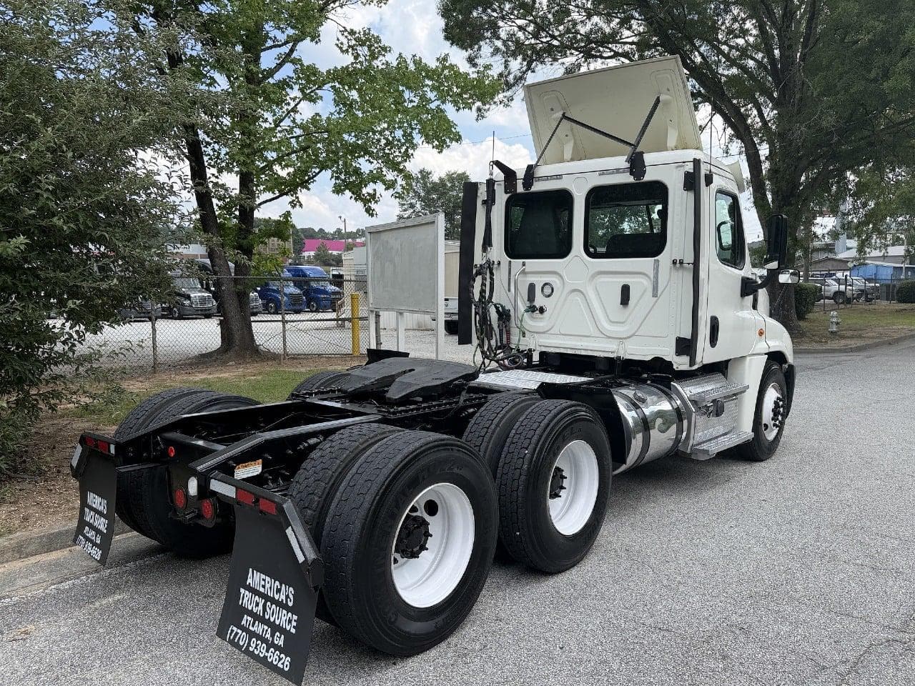 2018 Freightliner Cascadia 125 image 3