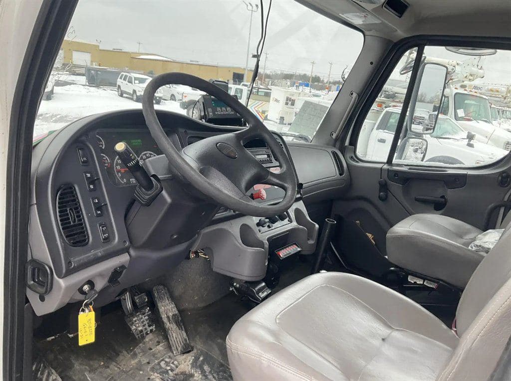 2016 Freightliner M2 106 image 5