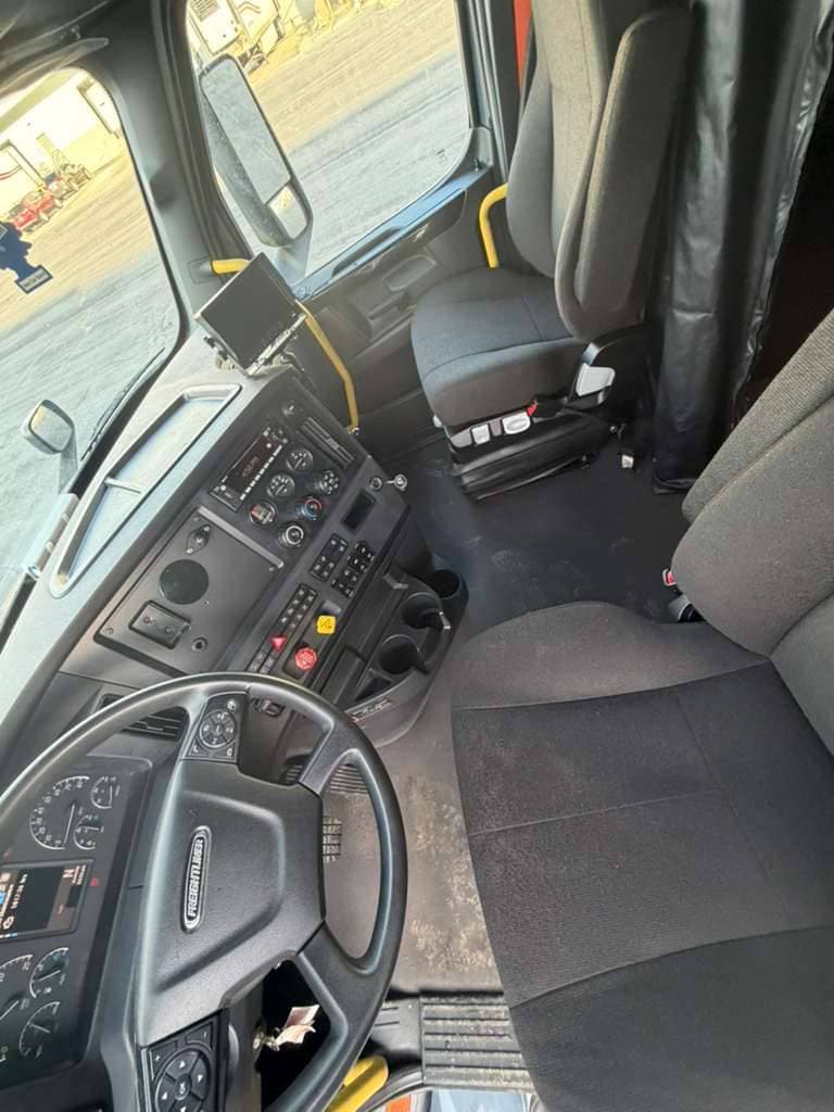 2024 Freightliner Cascadia image 9