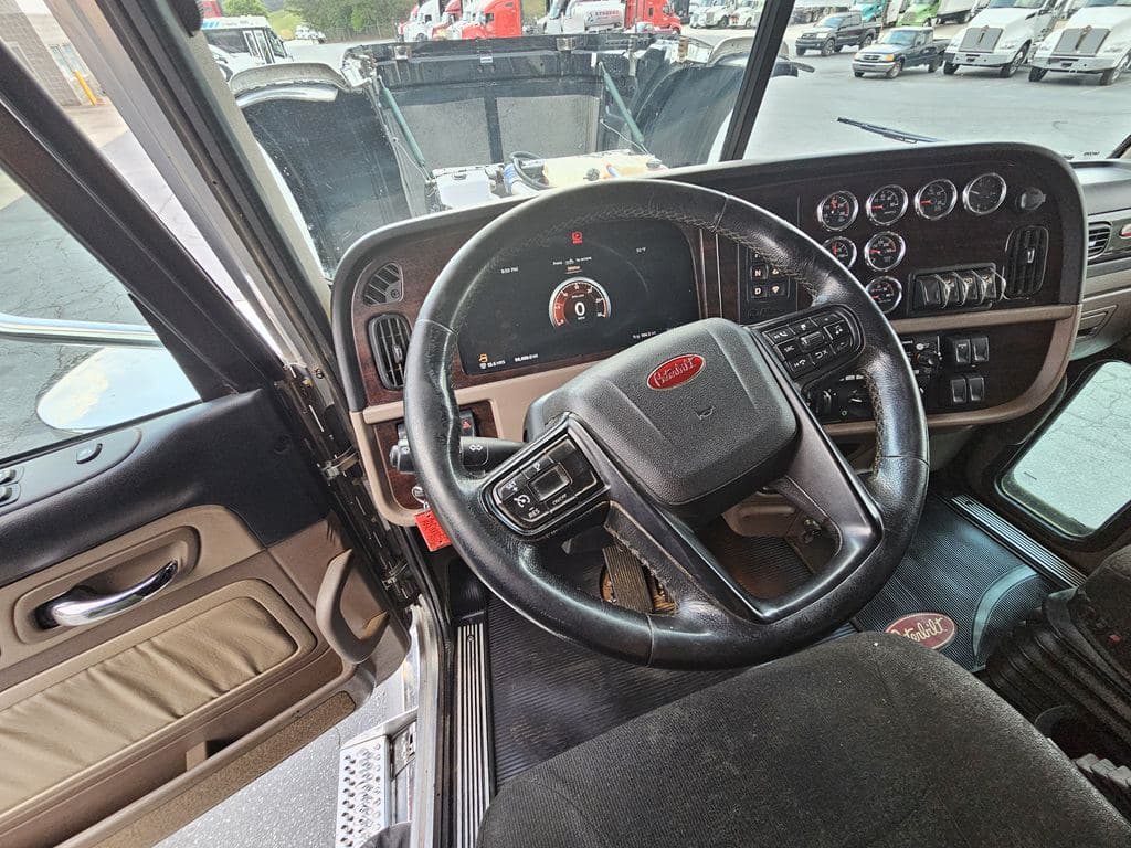Used 2024 PETERBILT 389 image 10
