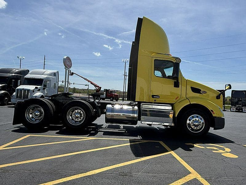 2021 Peterbilt 579 image 10