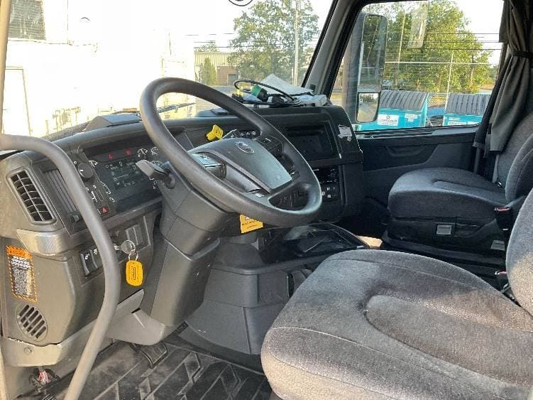 2022 Volvo VNL image 10