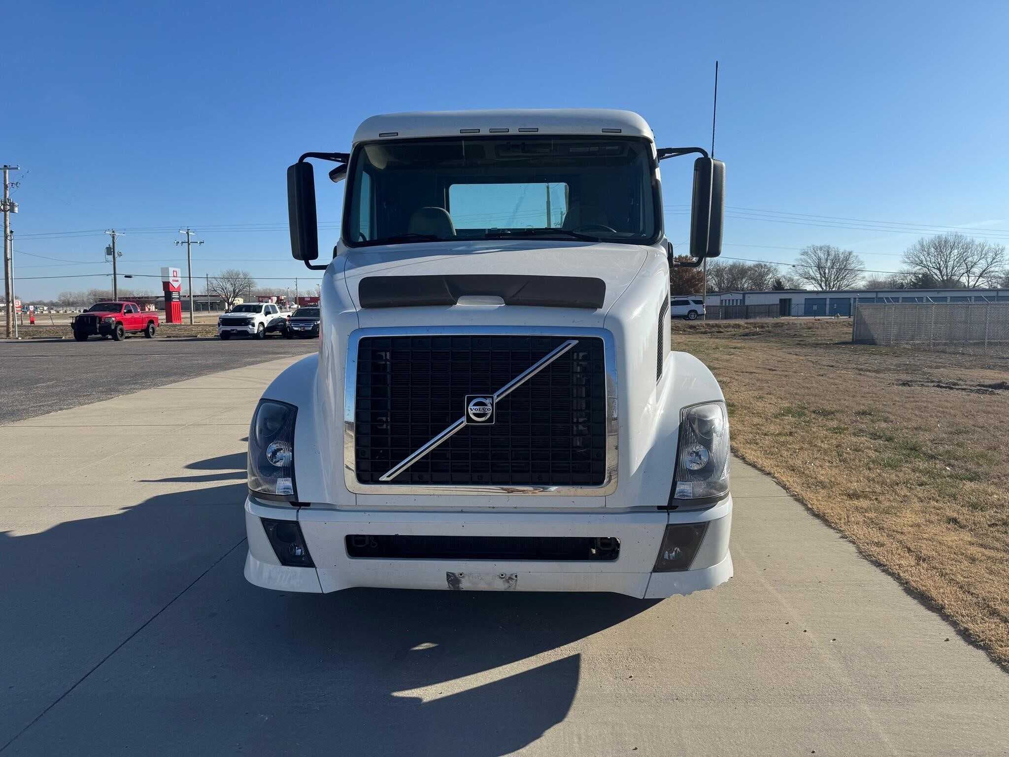 2011 Volvo VNL670 image 2
