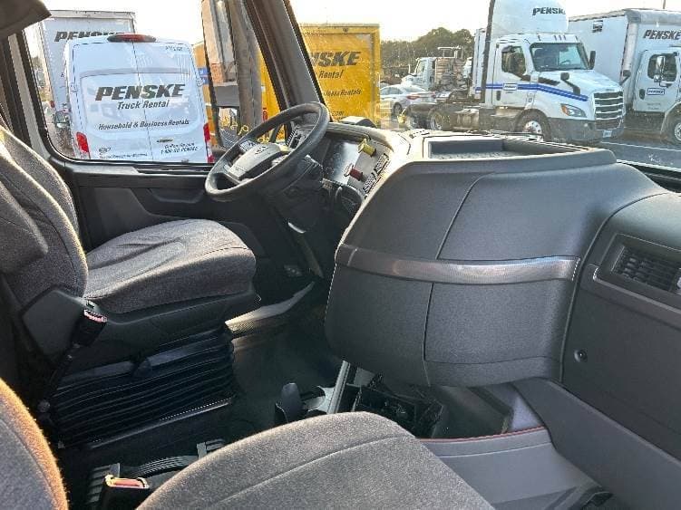 2022 Volvo VNL image 12
