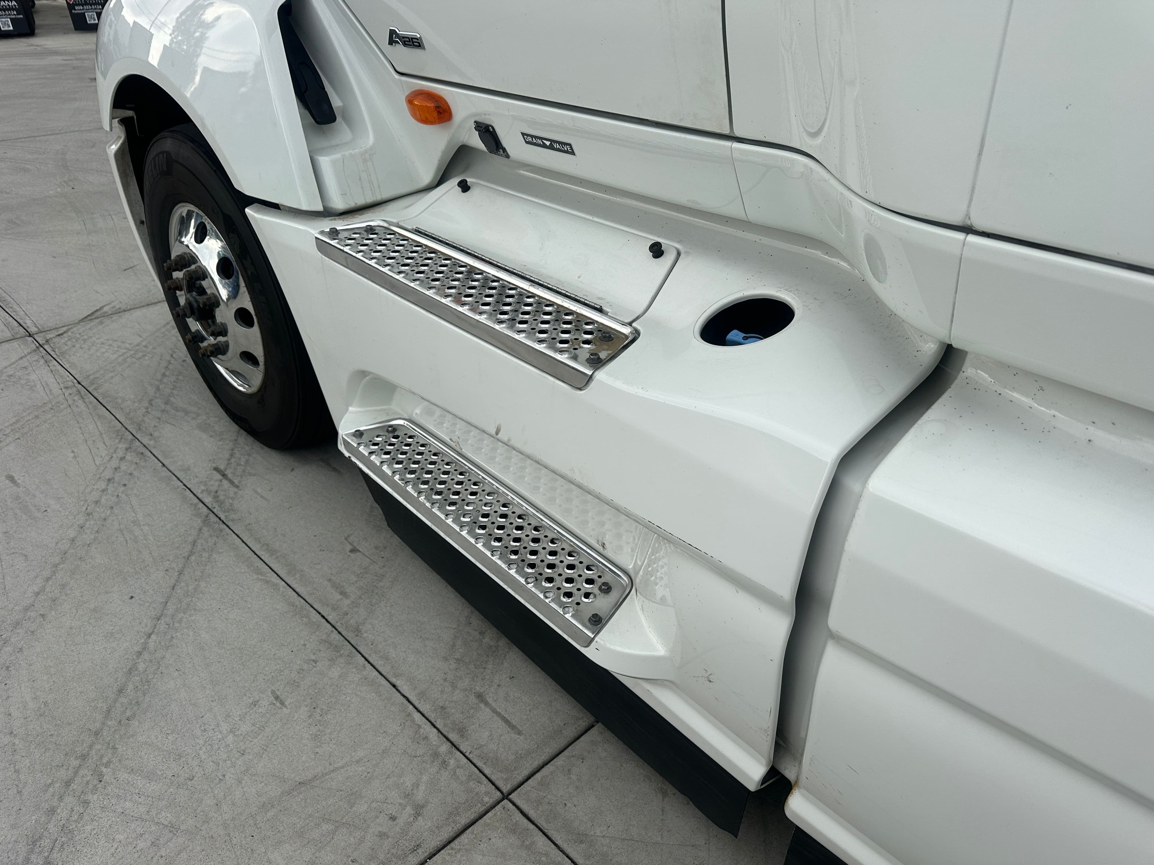 2022 International LT image 8