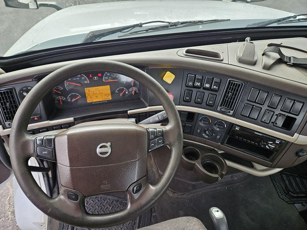 2017 Volvo VNL image 10