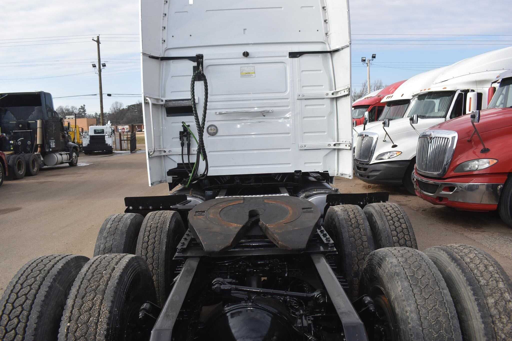 2017 VOLVO VNL64T670 image 3
