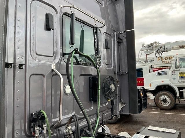 2022 Western Star 4900SB image 4