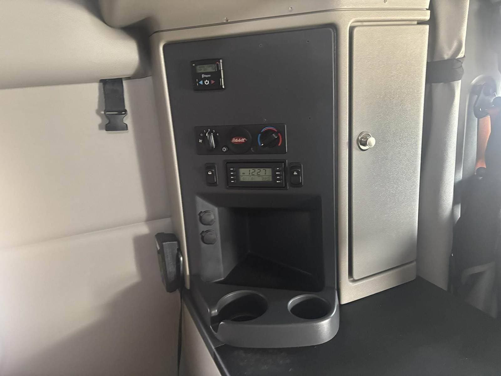 2021 Peterbilt 579 image 15