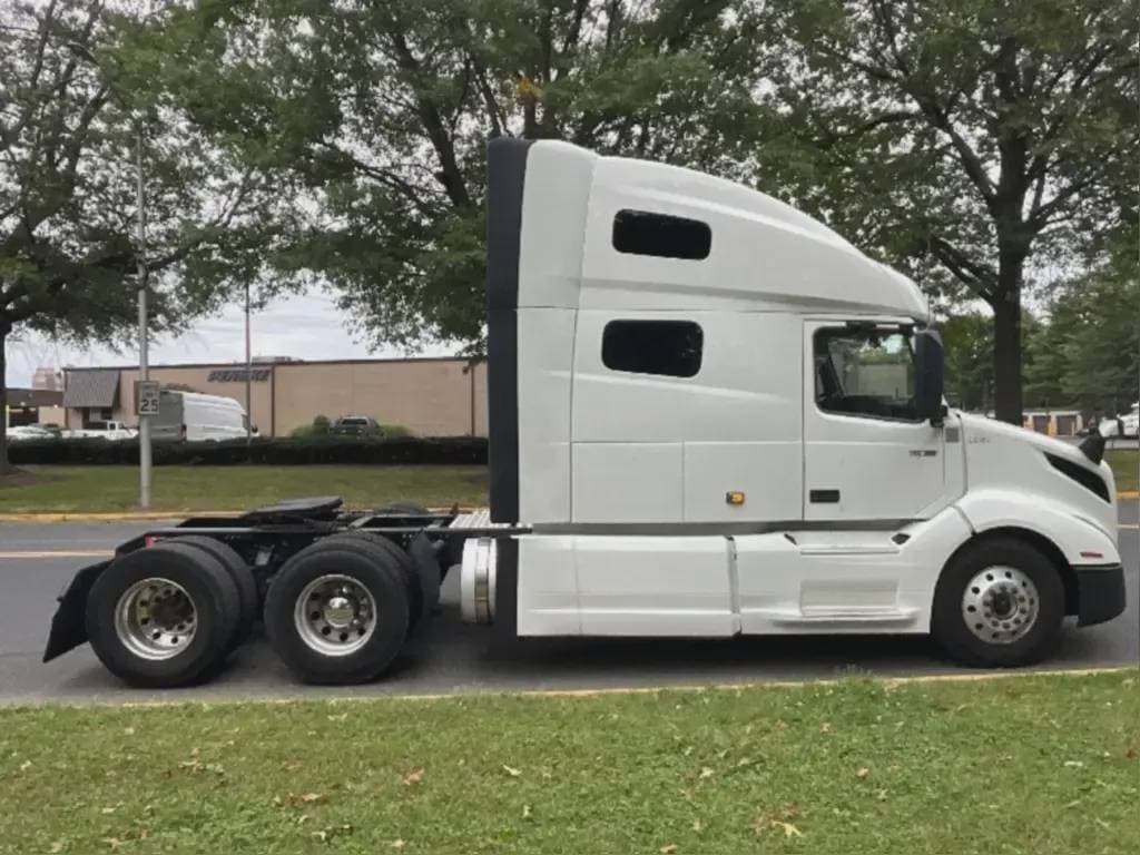 2022 Volvo VNL image 5