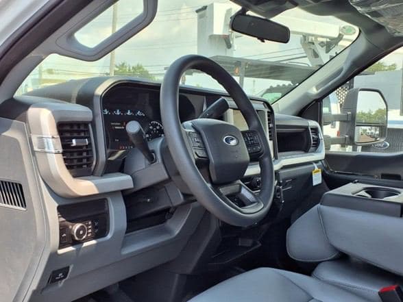 2025 Ford F550 image 10
