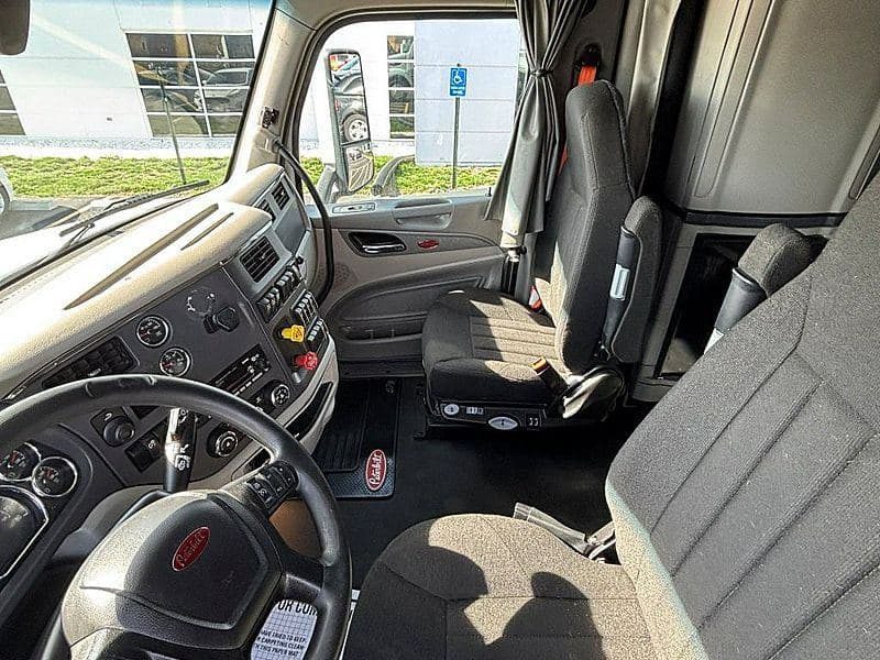 2021 Peterbilt 579 image 12