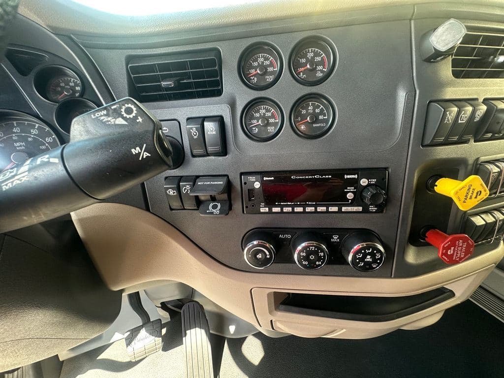 Used 2021 PETERBILT 579 image 18