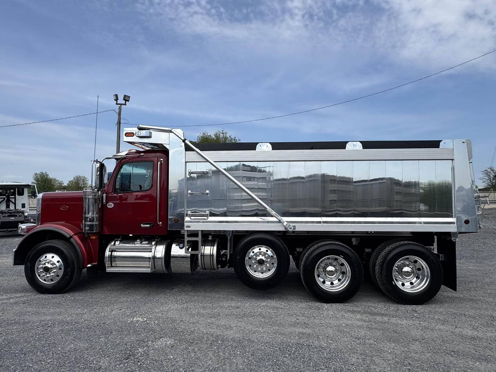 2025 Peterbilt 589 image 9