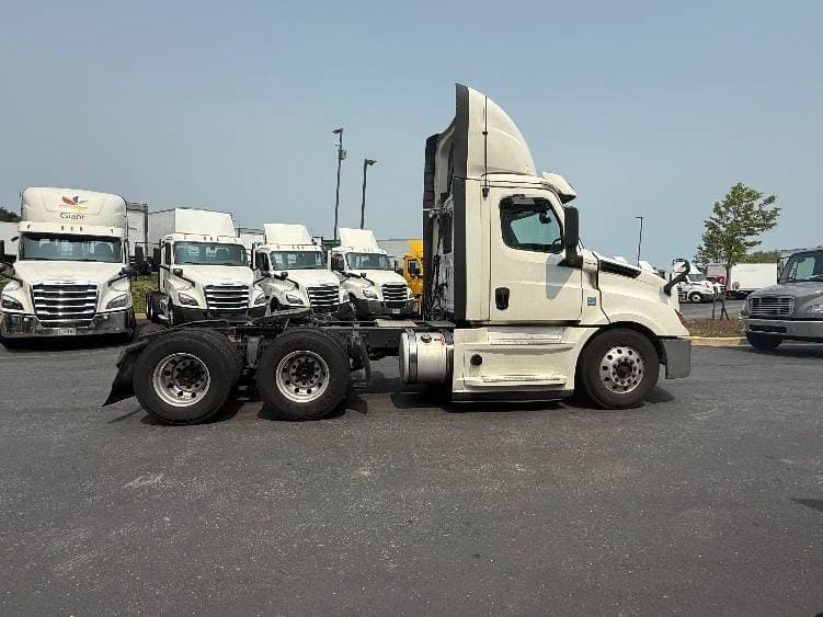 2019 Freightliner Cascadia 126 Day Cab Truck - 435HP, 12 Speed Automatic image 8