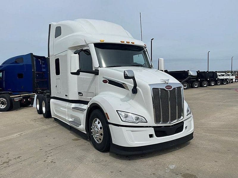 2025 Peterbilt 579 image 4